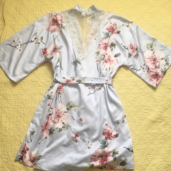 Apt. 9 Floral Satin Lace Accent Belted Wrap Robe size Medium - Picture 5 of 16
